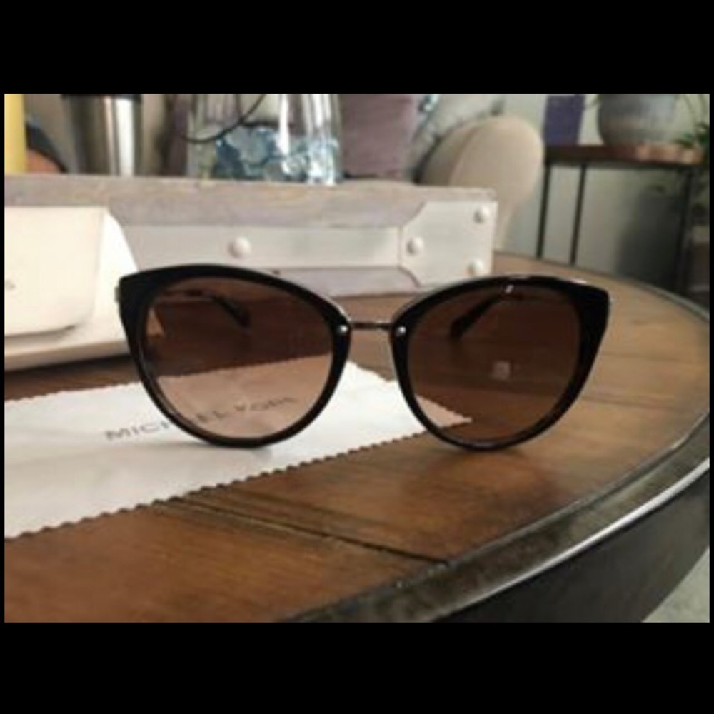 Sunglasses/ brand new/ Flawless